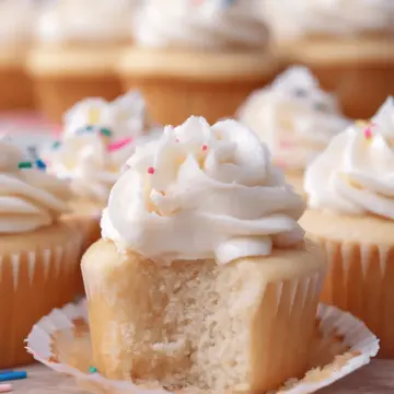 Easy Vanilla Cupcakes (One-Bowl)
