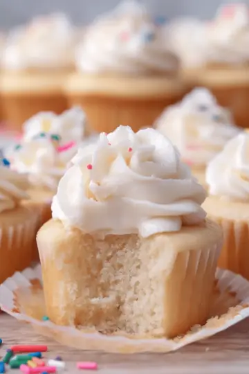 Easy Vanilla Cupcakes (One-Bowl)