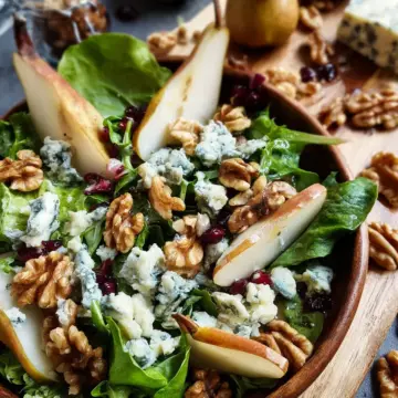 Pear, blue cheese and Walnut Salad