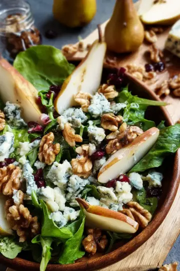 Pear, blue cheese and Walnut Salad